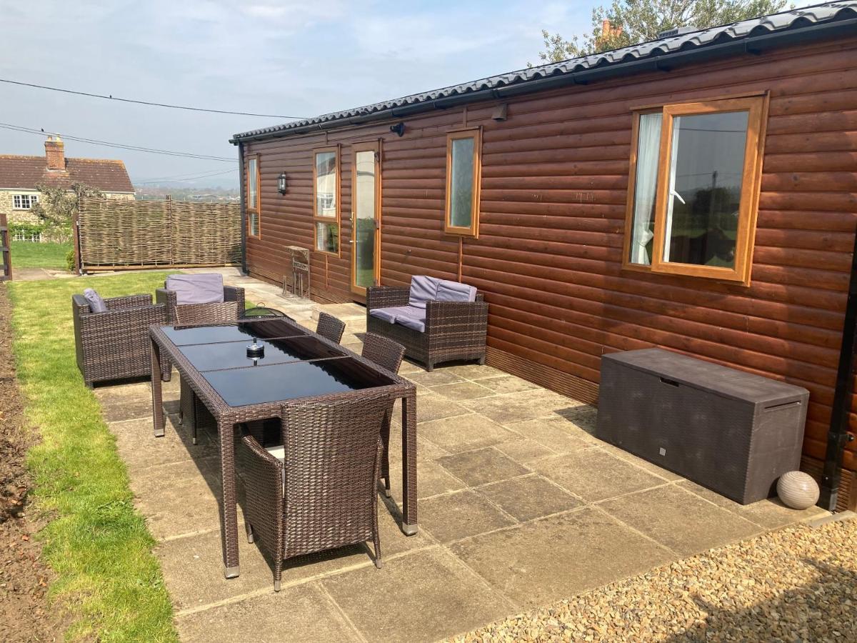 Rew Farm Country And Equestrian Accommodation - Sunset Lodge Melksham Exterior photo