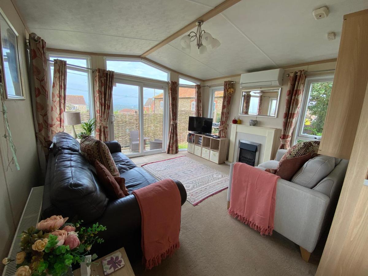 Rew Farm Country And Equestrian Accommodation - Sunset Lodge Melksham Exterior photo