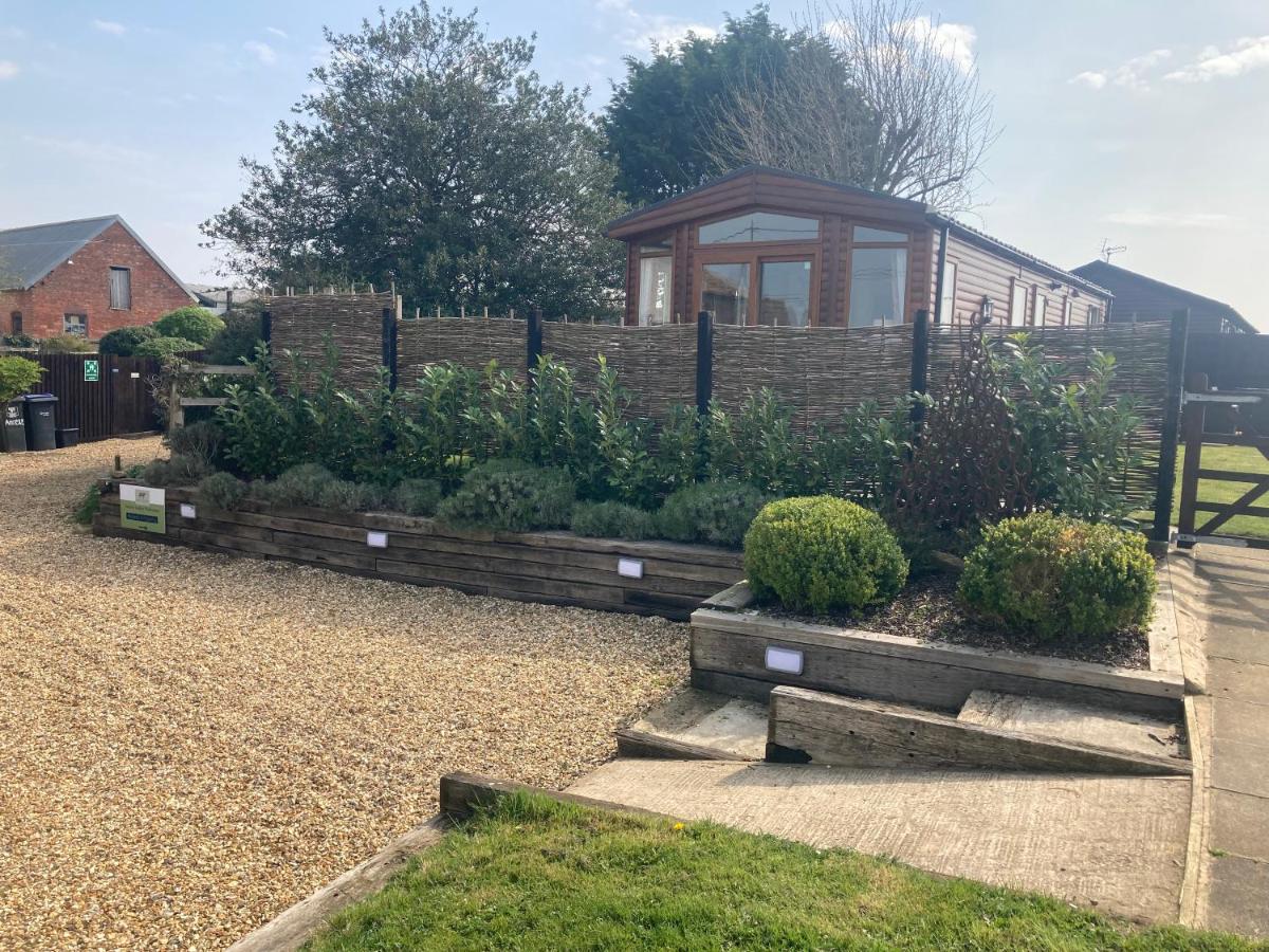 Rew Farm Country And Equestrian Accommodation - Sunset Lodge Melksham Exterior photo