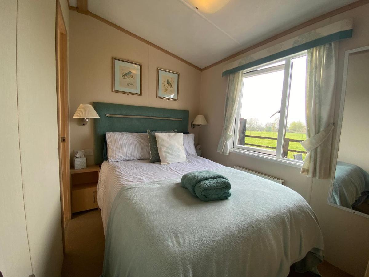 Rew Farm Country And Equestrian Accommodation - Sunset Lodge Melksham Exterior photo