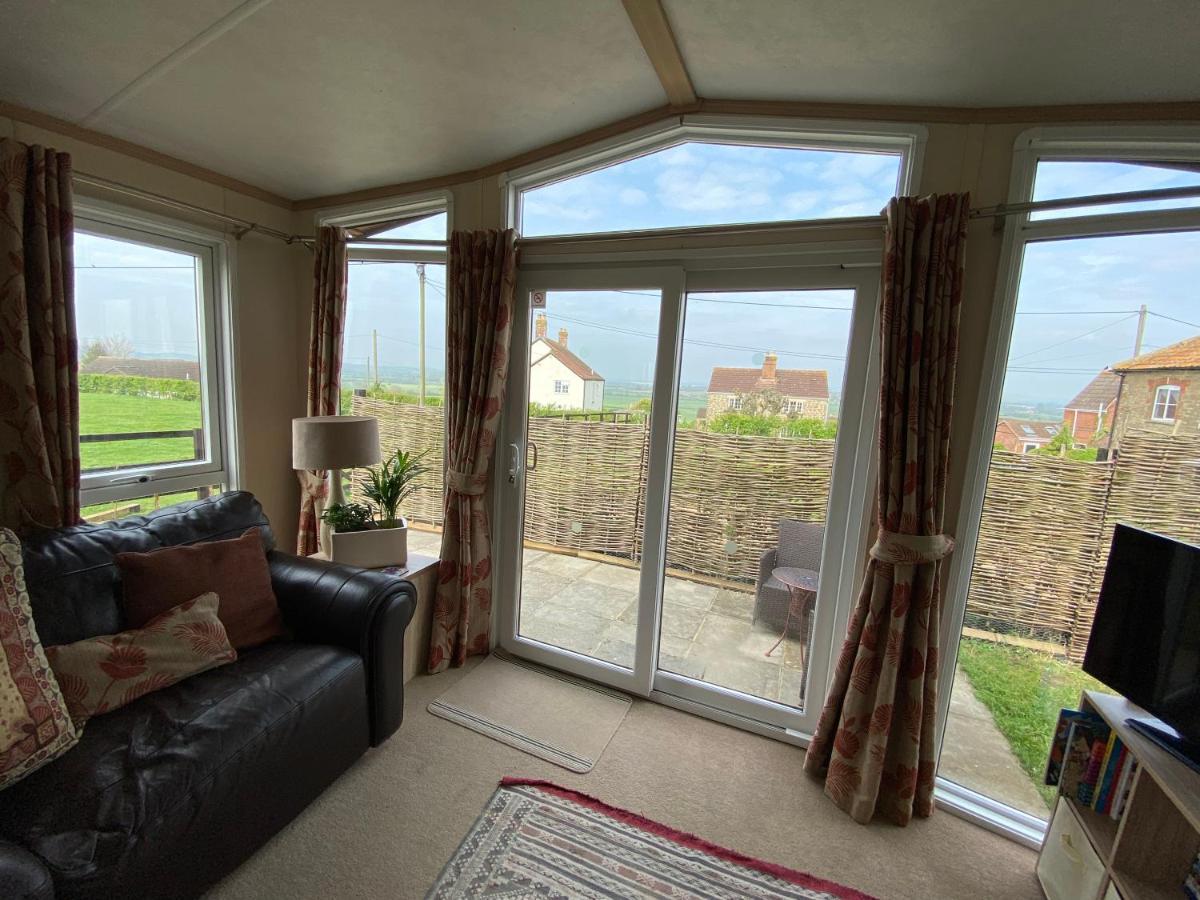 Rew Farm Country And Equestrian Accommodation - Sunset Lodge Melksham Exterior photo