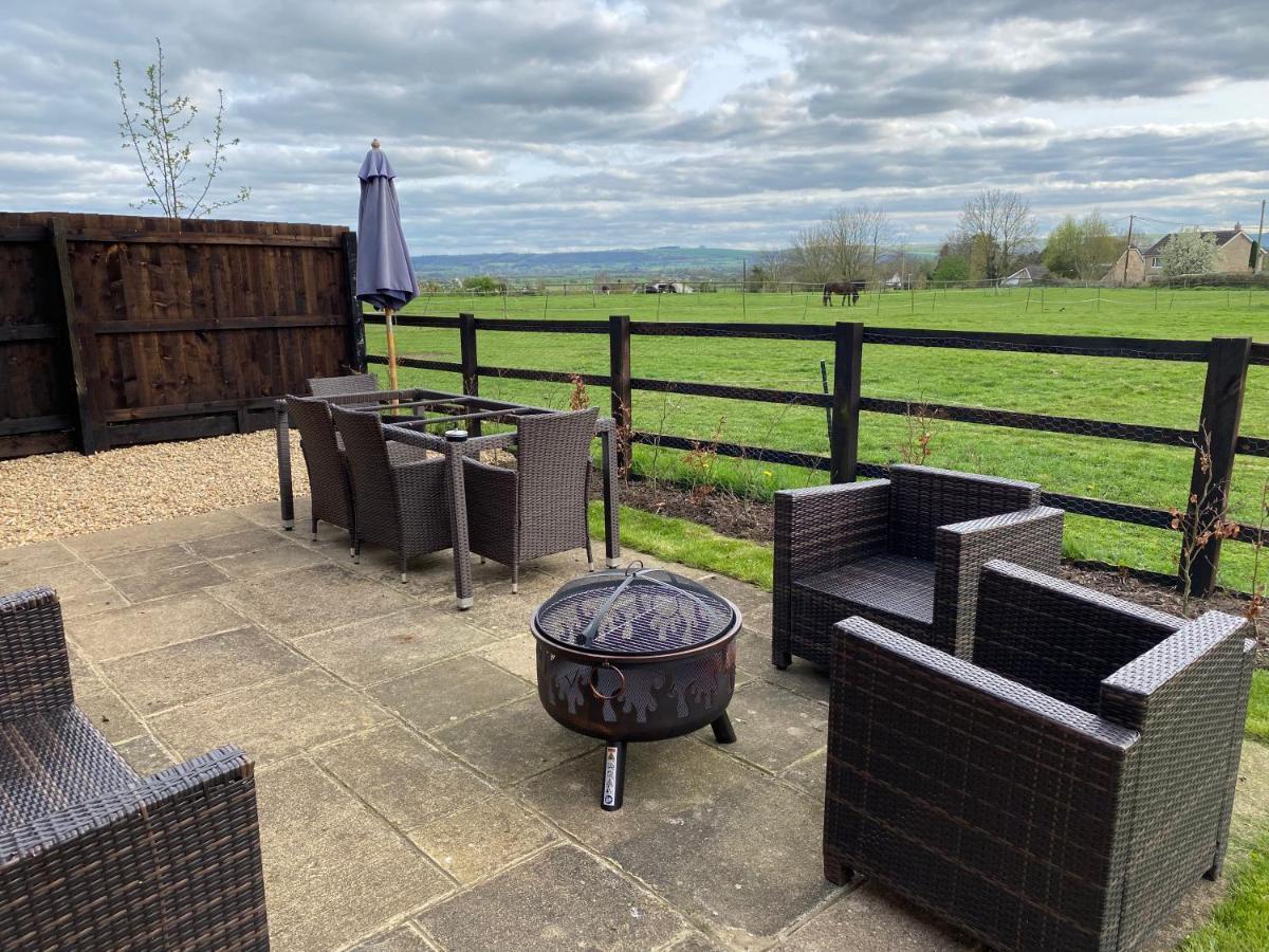 Rew Farm Country And Equestrian Accommodation - Sunset Lodge Melksham Exterior photo